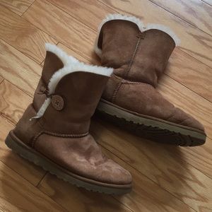 ugg // bailey button boot 8.5